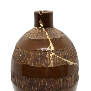 Brown Stoneware Kintsugi Vase | Kintsukuroi Vase | Golden Repair | Wabi Sabi | Zen Decorative Objects | Zen Ceramics | Kintsugi Home Decor