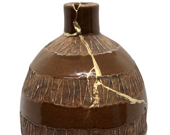 Brown Stoneware Kintsugi Vase | Kintsukuroi Vase | Golden Repair | Wabi Sabi | Zen Decorative Objects | Zen Ceramics | Kintsugi Home Decor