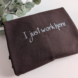 Sudadera divertida bordada con la frase "I Just Work Here", cuello redondo bordado personalizado