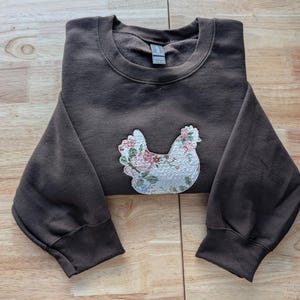 Sudadera Gildan de cuello redondo con bordado de pollo y acolchado floral