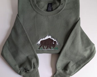 Roam Free Embroidered Buffalo and Mountains Crewneck Sweatshirt