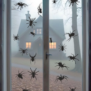 Peut inclure: Une vitre décorée de nombreuses silhouettes d'araignées noires de tailles variées. Les araignées sont disposées sur la surface du verre, qui donne sur une scène extérieure brumeuse avec une maison aux fenêtres éclairées et des feuilles d'automne.