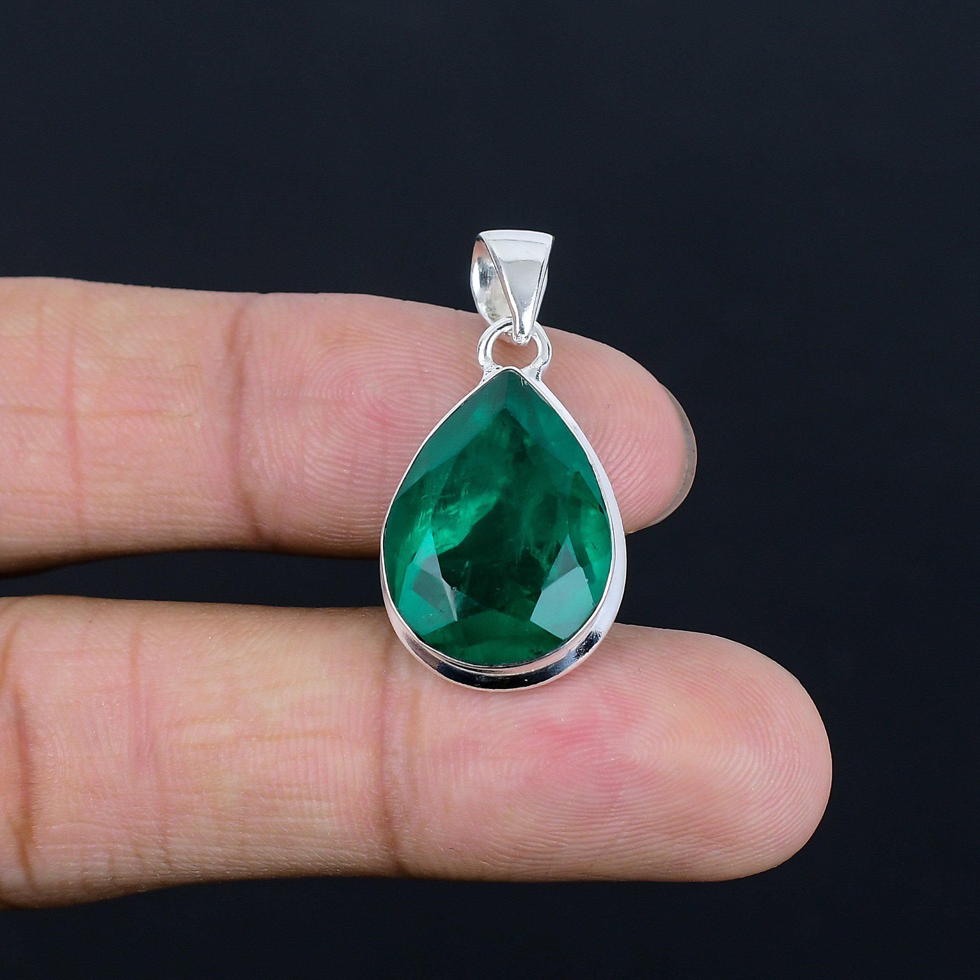 ペアーエメラルドスターリングシルバーペンダント：ファセットグリーン