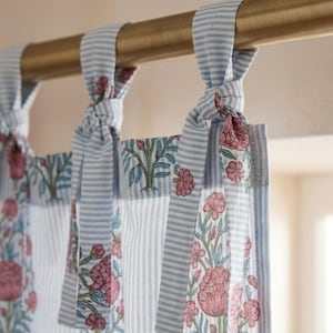 Himmelsblå randig blommig blockmönstrad bomullsgardin, knytband i topppanelen Boho handgjorda draperier
