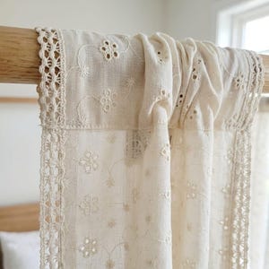 Broderad av vit bomullsgardinpanel med kant: Randigt Hakoba-ögletyg