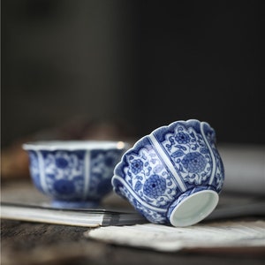 80ml Fanggu仿古 Xícara de chá de cerâmica azul e branca, xícara de chá com boca de flor margarida pintada à mão, cerâmica Jingdezhen