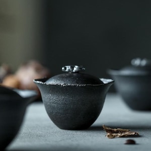 160ml Jingdezhen Gaiwan, Black Glaze Wabi-sabi侘寂 Gaiwan with Goldfish Cover Button