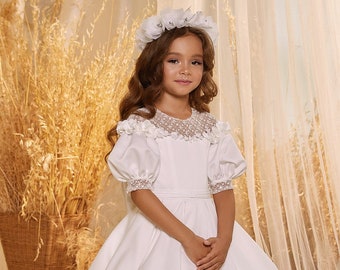 Robe de communion classique en satin. Robe en satin avec dentelle et fleurs 3D. Une robe aux manches lanternes luxuriantes. Robe de communion en satin avec nœud