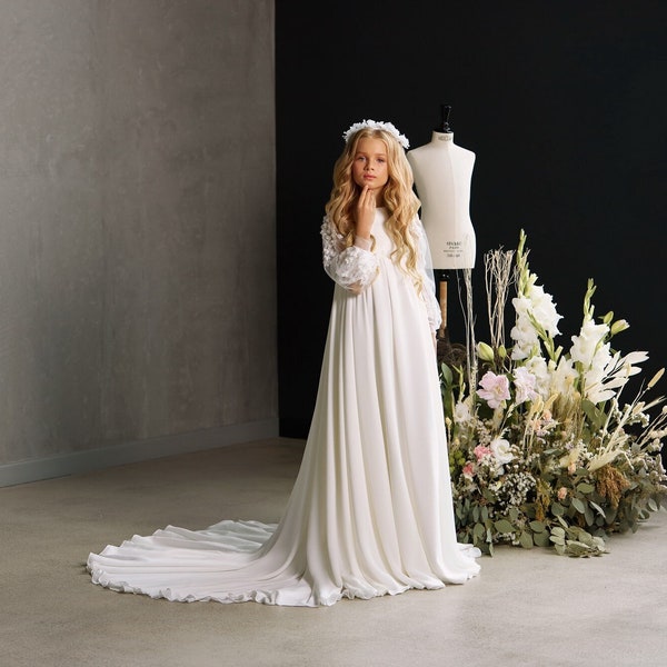 Renaissance Kommunionkleid. Weißes Shiffon Kommunionkleid. Kommunion-Shiffon-Kleid mit langen Tüllärmeln, die mit floraler Spitze verziert sind