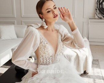 Tulle dress with tiered skirt, lace top and detachable sleeves. Wedding dress with lace bodice embroidered along the neckline with beads