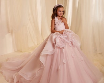 Robe poudrée en organza. Robe blanche délicate avec de volumineuses fleurs 3D. Robe en tulle et organza ivoire. Une robe luxueuse pour une fille