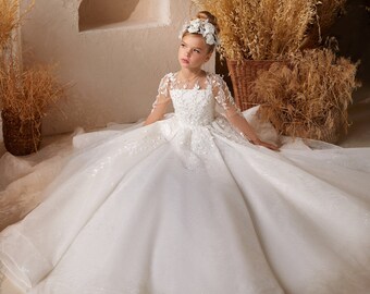 Robe de communion en tulle et dentelle. Robe avec corsage et manches en dentelle. Robe de communion en dentelle délicate avec corsage ajouré