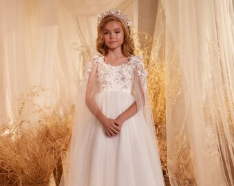 Robe de communion en tulle et dentelle. Robe avec corsage et manches en dentelle. Robe de communion en dentelle délicate avec corsage ajouré