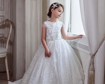 Shiny communion dress. White dress in shimmering glitter lace. Flower girl dress with short sleeves. White communion dress with lace