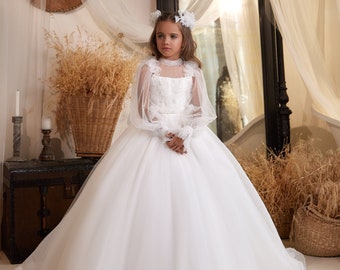 Robe de communion en tulle et dentelle. Robe avec corsage et manches en dentelle. Robe de communion en dentelle délicate avec corsage ajouré