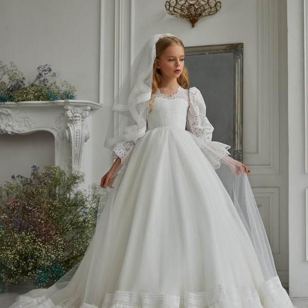 Tulle communion dress with veil. Elegant ivory dress with long, voluminous sleeves. A dress that is suitable for any occasion