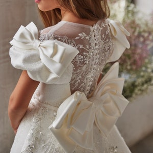 Wunderschönes Kleid für einen Schönheitswettbewerb. Glänzendes Kommunionkleid. Traumhaft schönes weißes Satinkleid mit Glitzertüll und üppiger Blumenspitze Bild 1