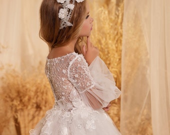 Sparkling communion dress with tulle skirt and lace bodice. Dress with a combination of long sleeves in lush tulle and radiant lace