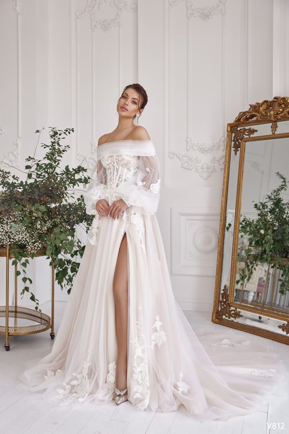 Vestido de novia Guipure con falda completa y corpi o de encaje. El bote de cuello est bordado con cuentas. Encaje bordado con cornetas y lentejuelas