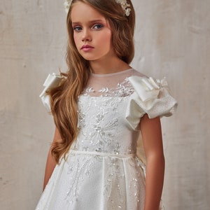 Wunderschönes Kleid für einen Schönheitswettbewerb. Glänzendes Kommunionkleid. Traumhaft schönes weißes Satinkleid mit Glitzertüll und üppiger Blumenspitze Bild 4