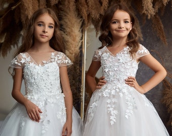 Floral communion dress. Tulle dress with matte lace. A dress with large white flowers. Flower girl dress flower extravaganza. White gowns