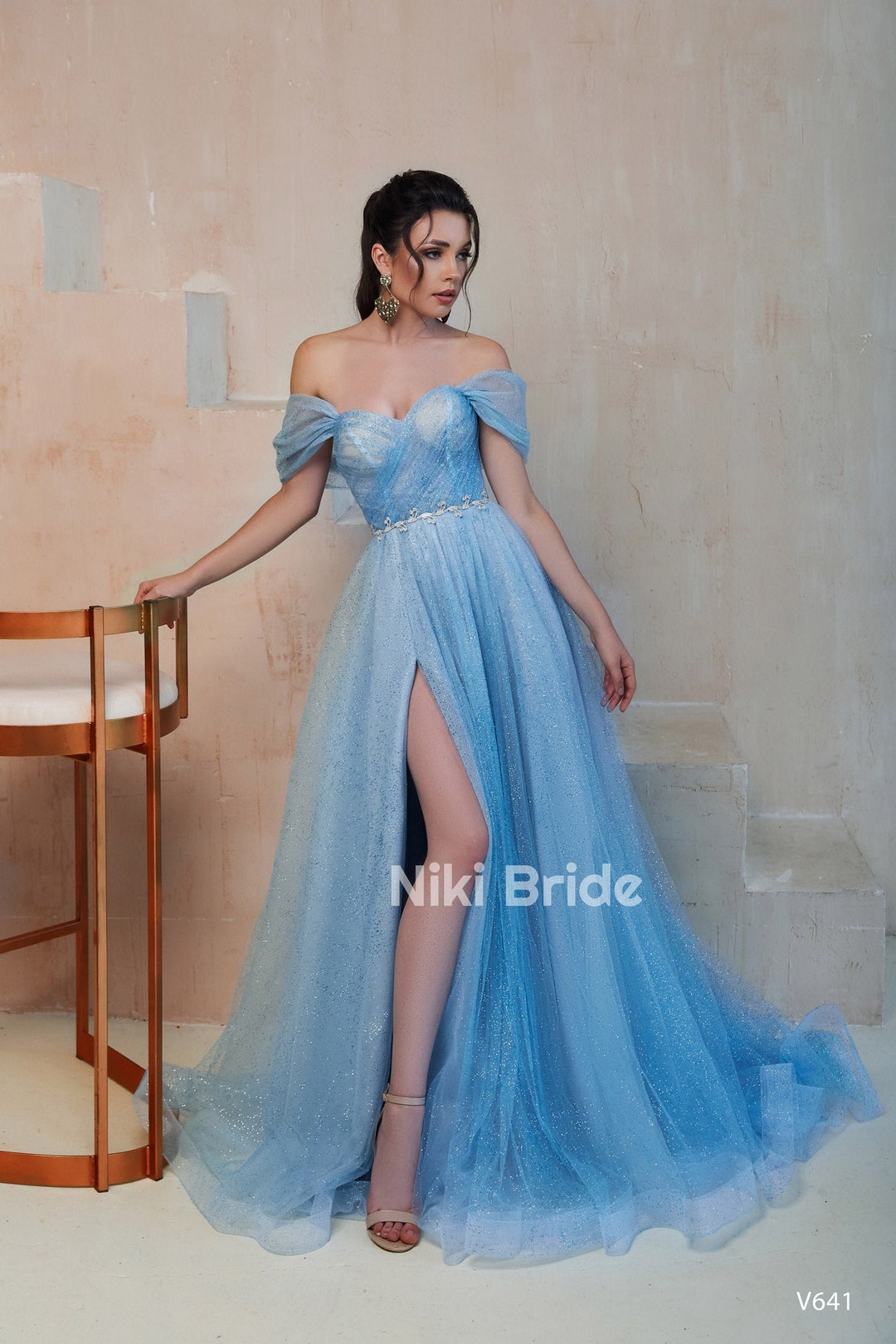 Vestido de novia azul cielo. El vestido est creado de tul