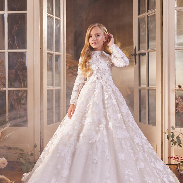 Kleid Wintermärchen. Blumenkleid für die Winterkommunion. Wunderschönes Kommunionkleid mit langen Ärmeln aus Spitze. Kleid für die Winterkommunion