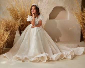 Robe de communion en tulle scintillant, dentelle brodée de perles. Robe à manches courtes bouffantes en tulle et dentelle