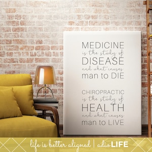 K&ouml;nnte beinhalten: Ein wei&szlig;er Leinwanddruck mit einem schwarzen Textzitat &uuml;ber den Unterschied zwischen Medizin und Chiropraktik. Das Zitat lautet: "MEDICINE is the study of DISEASE and what causes man to DIE. CHIROPRACTIC is the study of HEALTH and what causes man to LIVE." Der Druck h&auml;ngt an einer Backsteinwand in einem Raum mit einem gelben Sessel und einer Lampe.