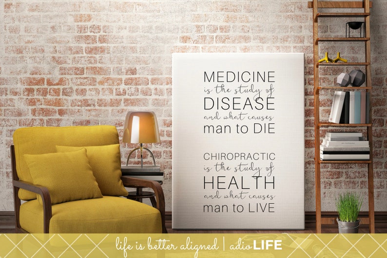 K&ouml;nnte beinhalten: Ein wei&szlig;er Leinwanddruck mit einem schwarzen Textzitat &uuml;ber den Unterschied zwischen Medizin und Chiropraktik. Das Zitat lautet: "MEDICINE is the study of DISEASE and what causes man to DIE. CHIROPRACTIC is the study of HEALTH and what causes man to LIVE." Der Druck h&auml;ngt an einer Backsteinwand in einem Raum mit einem gelben Sessel und einer Lampe.