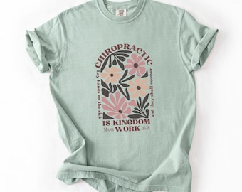 Könnte beinhalten: Hellblaues T-Shirt mit einem Blumenmuster und dem Text "CHIROPRACTIC Lay hands on the sick IS KINGDOM WORK MARK 16:18 and they shall recover".