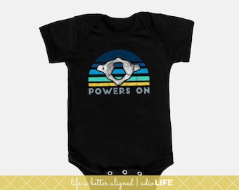 Kiropraktor Baby Power's On Onesie, kiropraktik barnskjorta, välanpassad baby, kiropraktorbarn, kiropraktik babypresent, kiropraktor babyshowerpresent