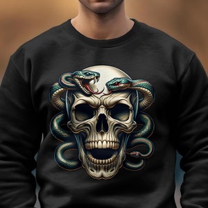 Op de afbeelding: Zwart sweatshirt met een grafische print van een witte schedel met twee groene slangen eromheen.