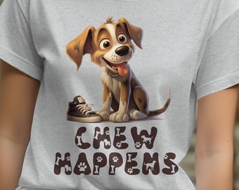 Peut inclure: T-shirt gris clair avec un dessin animé de chien marron et blanc, assis à côté d'une basket noire. Le texte "CHEW HAPPENS" est imprimé en dessous du chien en lettres marron avec des empreintes de pattes et des os.