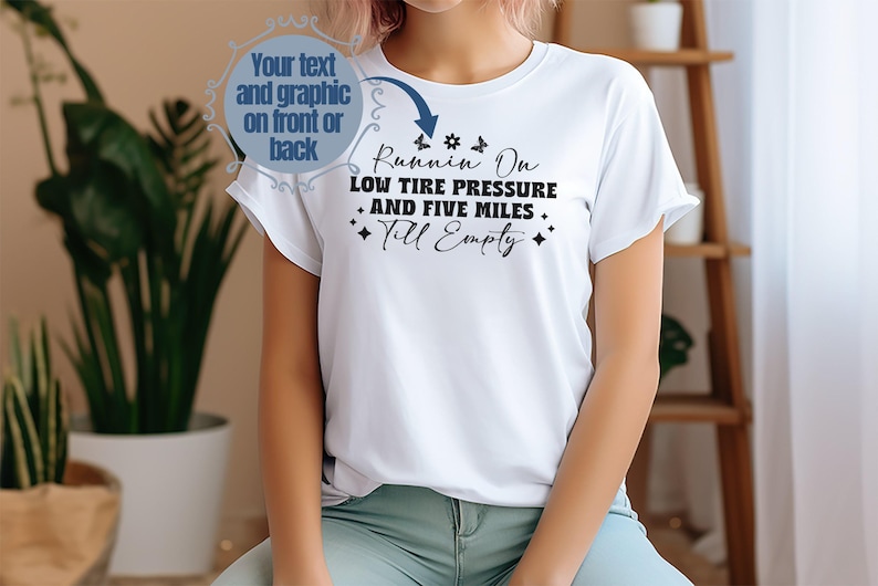 Pode incluir: Camiseta branca com texto preto que diz "Runnin On LOW TIRE PRESSURE AND FIVE MILES Till Empty" com pequenas estrelas ao redor do texto.