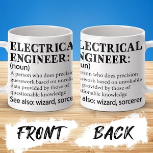 Puede incluir: Dos tazas de cerámica blanca con el texto "ELECTRICAL ENGINEER: (sustantivo)" y una definición humorística. Las tazas están sobre una superficie de madera con las palabras "FRONT" y "BACK" debajo. El fondo es azul.