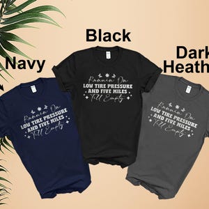 Pode incluir: Tr&ecirc;s t-shirts em azul marinho, preto e cinza escuro mesclado com uma estampa gr&aacute;fica branca que diz "Runnin On LOW TIRE PRESSURE AND FIVE MILES Till Empty".
