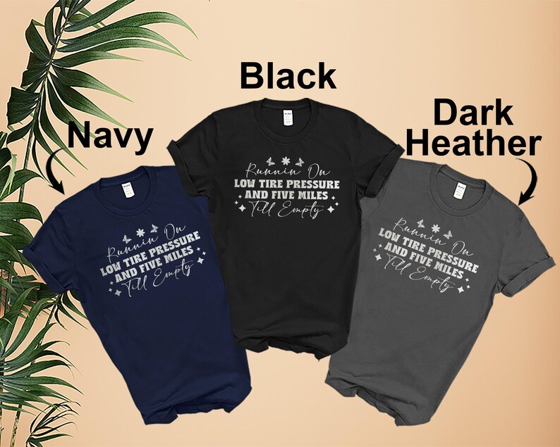 Pode incluir: Tr&ecirc;s t-shirts em azul marinho, preto e cinza escuro mesclado com uma estampa gr&aacute;fica branca que diz "Runnin On LOW TIRE PRESSURE AND FIVE MILES Till Empty".