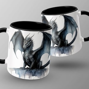 Peut inclure: Deux tasses en céramique blanche avec des poignées et des bords noirs. Chaque tasse présente une illustration aquarelle d'un dragon noir avec des ailes déployées. Le dragon est perché sur un rocher avec un fond aquarelle bleu et gris.
