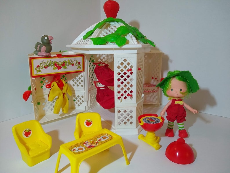 strawberry shortcake garden house
