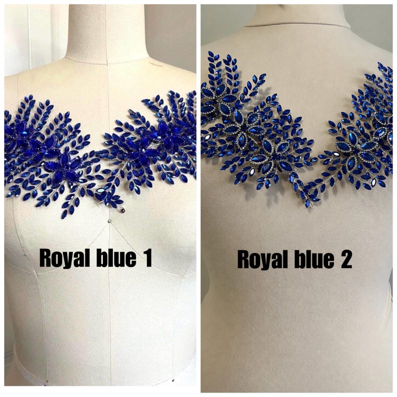 K&ouml;nnte beinhalten: Zwei k&ouml;nigsblaue, mit Perlen besetzte Applikationen, beschriftet mit "Royal blue 1" und "Royal blue 2". Die Applikationen werden auf Schneiderpuppen pr&auml;sentiert. Die Applikationen weisen ein Blumen- und Bl&auml;tterdesign mit funkelnden blauen Perlen auf.