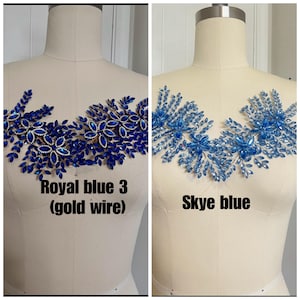 K&ouml;nnte beinhalten: Zwei dekorative Applikationen, die auf Schneiderpuppen pr&auml;sentiert werden. Eine ist k&ouml;nigsblau mit Golddraht, die andere himmelblau. Beide weisen Blumen- und Blattmuster mit funkelnden Verzierungen auf. Der Text "Royal blue 3 (gold wire)" und "Skye blue" sind sichtbar.