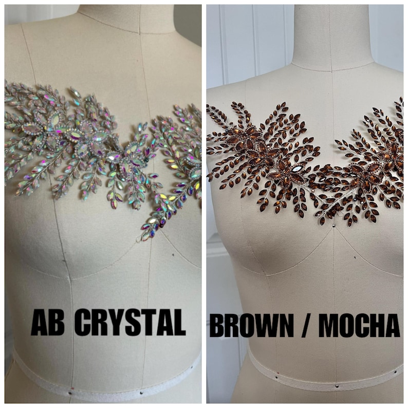 K&ouml;nnte beinhalten: Zwei dekorative Miederapplikationen. Eine hat schillernde AB-Kristall-Strasssteine und Blattakzente. Die andere ist braun mit mokkafarbenen Strasssteinen und Blattakzenten. Der Text "AB CRYSTAL" und "BROWN / MOCHA" steht darunter.