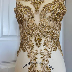 HIROYI Fatto a Mano Rosso/Blu Royal/Verde/Oro/Argento Strass Corpetto Applique Cucito Perline Toppe in Cristallo Accessorio Vestito