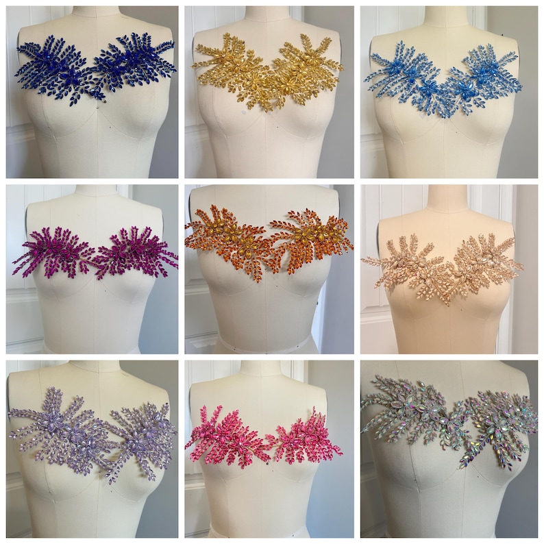 K&ouml;nnte beinhalten: Eine Sammlung von Perlenapplikationen in verschiedenen Farben, darunter Blau, Gold, Hellblau, Lila, Orange, Beige, Lavendel, Rosa und Iridescent. Jede Applikation wird auf einer Schaufensterpuppe pr&auml;sentiert, die das Design und die Textur der Verzierungen hervorhebt.