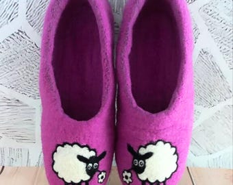 Pantoufles en laine naturelle faites main avec mouton, chaussures de maison sur mesure, chaussons violets doux et confortables, chaussures bouillies fabriquées à la main en laine mérinos
