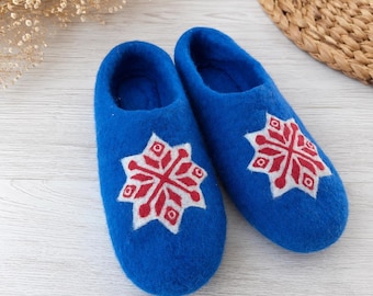 Pantuflas de lana afieltrada azul con flor de estrella roja, zapatillas de casa de lana de oveja hechas a mano, pantuflas cómodas unisex para interiores, suela de cuero o goma.