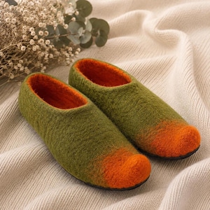 Elf Felt Wool Slippers Handmade Curled Toe House Shoes, Green and Orange Sheep Wool Slippers, Fantasy Indoor Shoes, Leather Rubber Sole