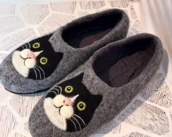 Handgjorda tofflor i merinoull, unisex, gråmelerade tofflor med svartvitt kattansikte