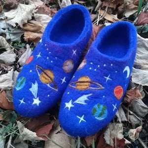 Handgemaakte merinowol slaapkamerpantoffels, kosmisch ontwerp warme vilten wollen schoen, blauwe uniseks vilten pantoffels cadeau, eco-natuurlijke merinowollen schoen
